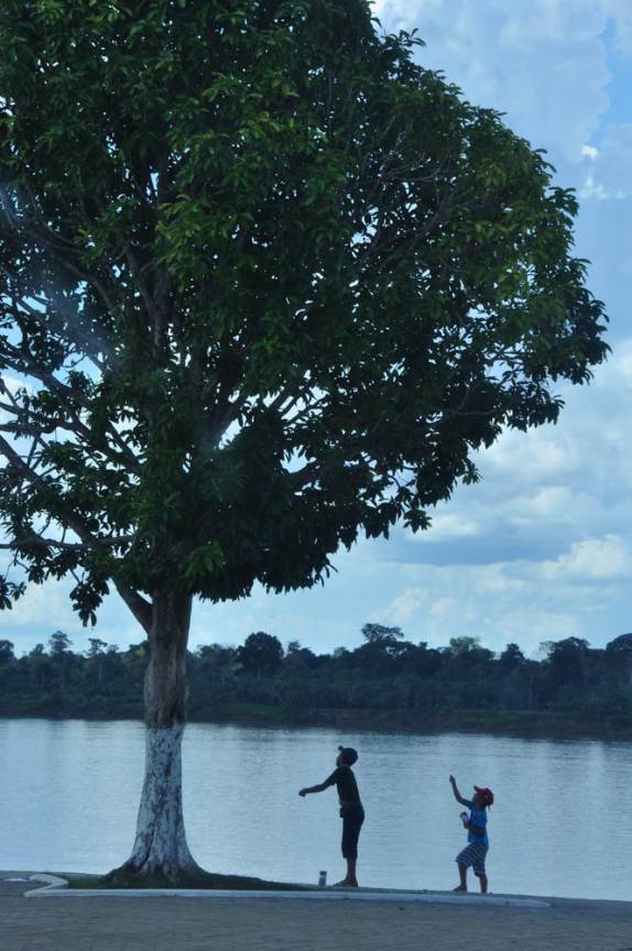 Crianças brincam na orla do Rio Madeira, em Humaitá, no Amazonas